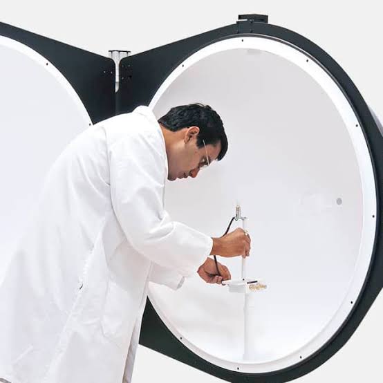 Integrating sphere spectroradiometer validating wavelength purity and optical flux